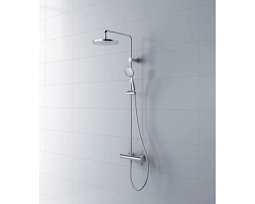 Duschsystem mit Kopfbrause und Handbrause an gefliester Wand