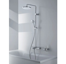 Duschsystem mit Kopfbrause und Handbrause über einer Badewanne