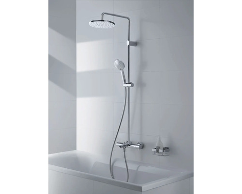 Duschsystem mit Kopfbrause und Handbrause über einer Badewanne