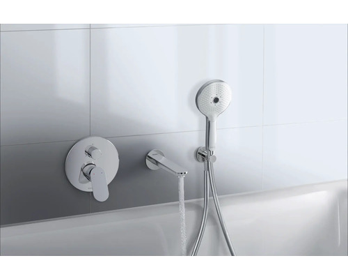 Aufputz-Badewannenarmatur mit Handbrause in einem Badezimmer.