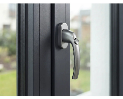 Nahaufnahme eines Fenstergriffs an einem Fenster