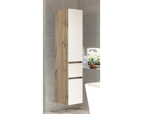 Hochschrank für das Badezimmer, Front in Weiß matt und Korpus in Eiche Dekor, wandhängend montiert.