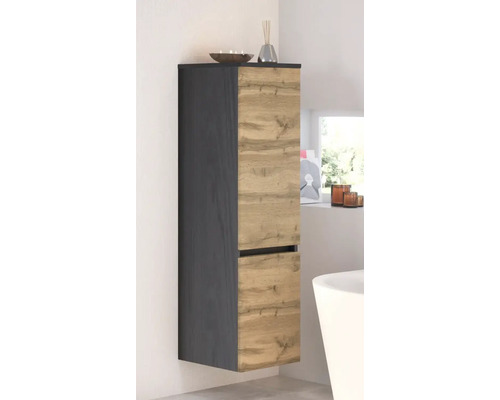 Wandhängender Badezimmer-Hochschrank mit zwei Türen in Eichen-Optik und anthrazitfarbenem Korpus in einem hellen, modern eingerichteten Badezimmer.
