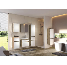 Modernes Badezimmermöbel-Set in Weiß und Holzoptik, bestehend aus Waschtisch, Spiegelschrank und Hochschränken in einem hellen Badezimmer.