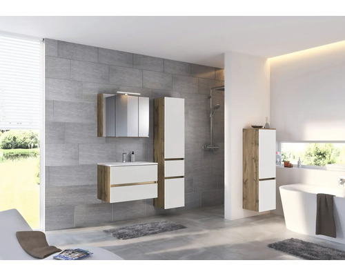 Modernes Badezimmer mit Badmöbelset in Weiß und Eiche-Optik, bestehend aus Waschtischunterschrank, Spiegelschrank und Hochschränken.