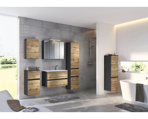 Modernes Badezimmer mit Möbelset in Holzoptik und Anthrazit, bestehend aus Waschtischunterschrank, Spiegelschrank und mehreren Hochschränken.