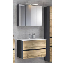 Badezimmer-Set mit dreitürigem, beleuchtetem Spiegelschrank und Waschtischunterschrank in Eichen-Optik und Anthrazit mit zwei Schubladen und Becken.