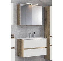 Modernes Badezimmermöbel-Set mit weißem Waschtischunterschrank in Holzoptik, Waschbecken und dreitürigem Spiegelschrank mit LED-Beleuchtung.