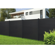 Dunkler Sichtschutzzaun aus Metall vor einem Haus.