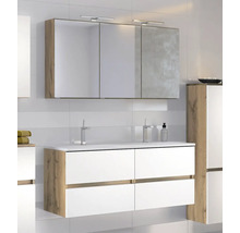 Modernes Badezimmermöbel-Set mit hängendem Doppelwaschtisch in Weiß und Holzoptik sowie einem dreitürigen Spiegelschrank mit LED-Beleuchtung.