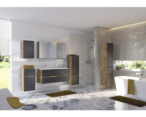 Modernes helles Badezimmer mit Möbeln in Holzoptik, Doppelwaschtisch, Spiegelschrank, Hochschränken und freistehender Badewanne auf Marmoroptik-Boden.
