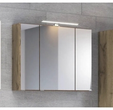 Dreitüriger Spiegelschrank im Holzdesign mit LED-Aufsatzleuchte montiert an einer grauen Fliesenwand.