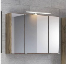 Spiegelschrank fürs Badezimmer mit drei Türen, Korpus in Eiche-Optik und LED-Aufsatzleuchte.
