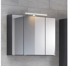 Dreitüriger Spiegelschrank fürs Badezimmer mit LED-Aufsatzleuchte und dunklem Korpus vor einer Wand in Steinoptik.