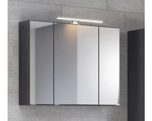 Dreitüriger Spiegelschrank mit LED-Aufsatzleuchte und dunklem Korpus an einer grau gefliesten Wand.