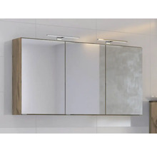 Spiegelschrank für das Badezimmer mit drei verspiegelten Türen, Seiten in Holzoptik und zwei LED-Aufsatzleuchten.