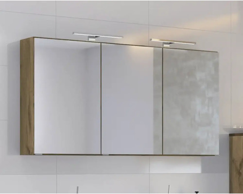 Dreitüriger Spiegelschrank mit Holzkorpus und zwei LED-Leuchten an einer gefliesten Wand.