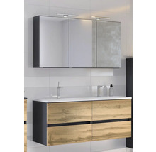 Modernes Badezimmer mit einem hölzernen Doppelwaschtisch, weißem Waschbecken und einem dreitürigen Spiegelschrank mit LED-Beleuchtung.