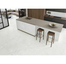 Heller, moderner Wohnraum mit Fliesenboden, Kücheninsel und Sitzgelegenheiten