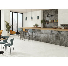 Café mit Fliesenboden, Tresen und Sitzgelegenheiten