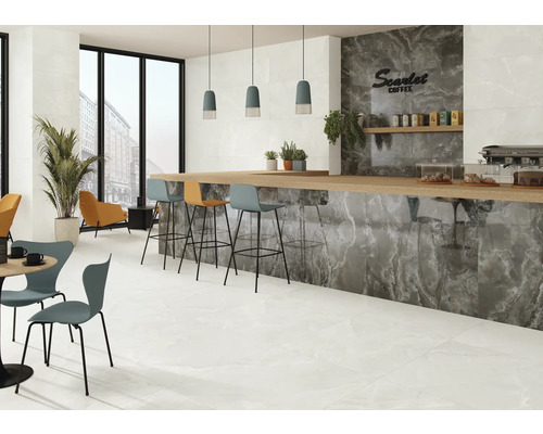 Café mit Fliesenboden, Tresen und Sitzgelegenheiten