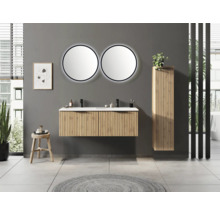Modernes Badezimmer mit Doppelwaschtisch aus Holzlamellen, zwei runden LED-Spiegeln und einem passenden Hochschrank aus Holz.