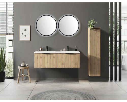 Modernes Badezimmer mit Doppelwaschtisch aus Holzlamellen, zwei runden LED-Spiegeln und einem passenden Hochschrank aus Holz.