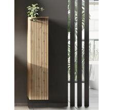 Hoher wandhängender Badezimmerschrank mit Front aus vertikalen Holzlamellen in Eichenoptik in einem modern gestalteten Badezimmer.