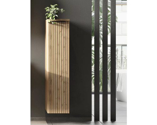 Hoher wandhängender Badezimmerschrank mit Front aus vertikalen Holzlamellen in Eichenoptik in einem modern gestalteten Badezimmer.