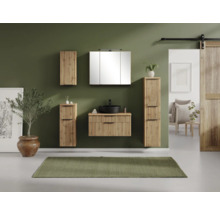 Modernes Badmöbelset mit Holzlamellen, Waschbeckenunterschrank, Spiegelschrank und Hochschränken in einem hellen, organisierten Raum.