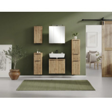 Modernes Badmöbel-Set in Holzoptik mit vertikalen Lamellen. Bestehend aus Waschtischunterschrank mit Waschbecken, Spiegelschrank und Wandschränken.