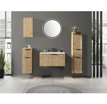 Badezimmermöbel-Set in Holzoptik mit vertikalen Lamellen, Waschbeckenunterschrank, zwei Hochschränken und rundem beleuchtetem Spiegel.