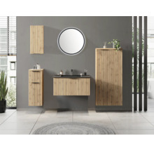 Modernes Badezimmermöbel-Set in Holzoptik mit Lamellen-Design, bestehend aus Waschtisch, Hochschrank, Seitenschrank und rundem Spiegel.
