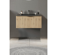 Moderner wandhängender Waschtischunterschrank aus Holz mit vertikalen Lamellen und integriertem schwarzem Waschbecken im Badezimmer.