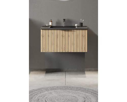 Moderner wandhängender Waschtischunterschrank aus Holz mit vertikalen Lamellen und integriertem schwarzem Waschbecken im Badezimmer.