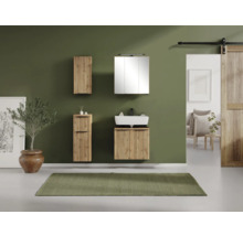 Organisiertes Badezimmer mit Badmöbel-Set aus Holz in Lamellen-Optik, weißem Keramik-Waschtisch, Spiegelschrank und passenden Seitenschränken.