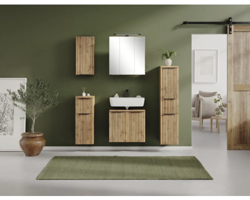 Modernes Badmöbel-Set in Holzoptik mit vertikalen Lamellen. Bestehend aus Waschtischunterschrank mit Waschbecken, Spiegelschrank und Wandschränken.