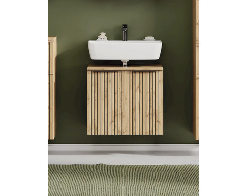Moderner Hängewaschbeckenunterschrank mit weißem Keramikwaschbecken, schwarzer Armatur und Holzschrank mit vertikalen Lamellen.