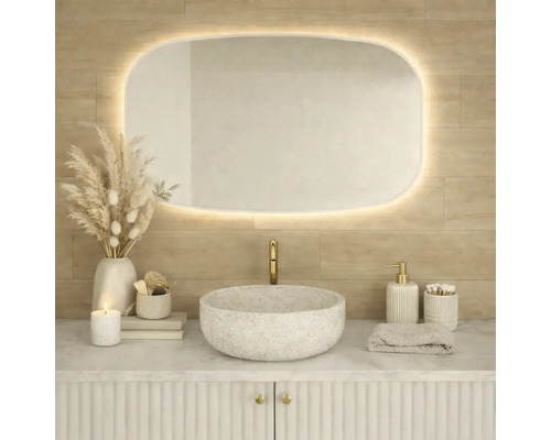 Badezimmer mit Waschtisch, Spiegel mit Beleuchtung und Accessoires