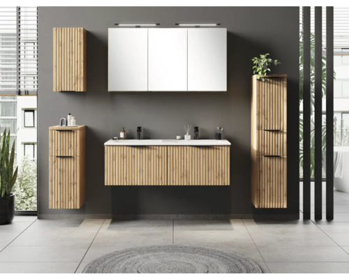 Modernes Badezimmermöbel-Set in Holzoptik mit Lamellen-Design, Doppelwaschtisch, beleuchteter Spiegelschrank und wandhängende Hochschränke.