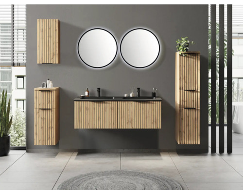 Modernes Badezimmer mit Doppelwaschtisch aus Holzlatten, zwei schwarzen Waschbecken, zwei runden Spiegeln mit Beleuchtung und Badschränken aus Holz.