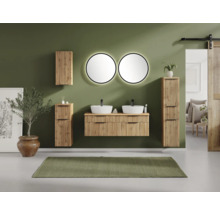Modernes Badezimmer mit Doppelwaschtisch in Holzoptik, zwei weißen Aufsatzwaschbecken, runden LED-Spiegeln und passenden Schränken mit Lamellenfront.