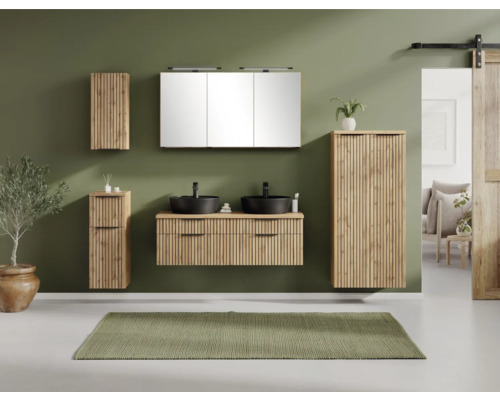 Modernes Badezimmer mit Doppel-Waschtischunterschrank in Eiche-Optik mit Lamellen, zwei schwarzen Becken und Spiegelschrank vor grüner Wand.