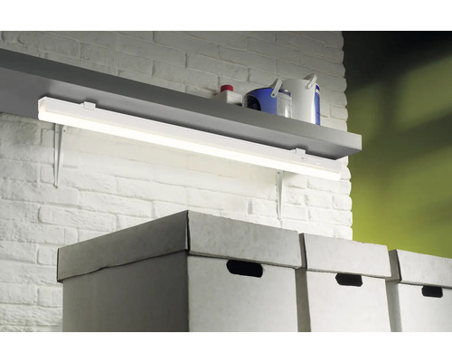 Regal mit LED-Unterbauleuchte über Kartons