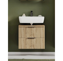 Wandhängender Waschtischunterschrank in Eichenoptik mit Lamellen-Design, weißem Aufsatzwaschbecken und schwarzer Armatur.