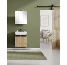 Modernes Badmöbel-Set mit wandhängendem Unterschrank in Holzoptik mit Lamellen-Design, Aufsatzwaschbecken und dreitürigem Spiegelschrank.