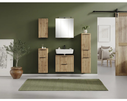 Modernes Badezimmer-Set aus Holz mit Lamellenfronten, bestehend aus Waschbeckenunterschrank, weißem Waschbecken, Spiegelschrank und Hochschränken.
