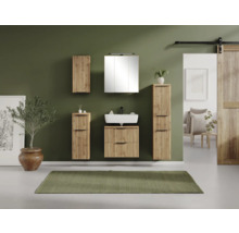 Modernes Badezimmer-Set aus Holz mit Lamellenfronten, bestehend aus Waschbeckenunterschrank, weißem Waschbecken, Spiegelschrank und Hochschränken.