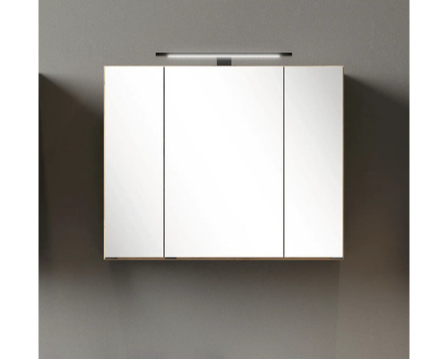 Dreitüriger Spiegelschrank für das Badezimmer mit einer LED-Leuchte oben.