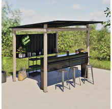 Outdoor-Bar mit Überdachung, Rückwand, Regal und drei Barhockern auf einer Terrasse im Garten